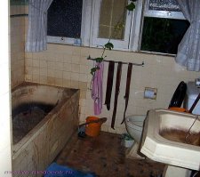 не могу решить, это "по кирпичику", "стрит арт" или "ближе к природе"?
А по теме, ни один из дизайнов к ванной в хрущевке не подходит!