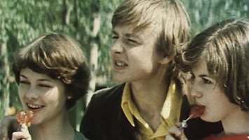 Вот еще хороший фильм про первую любовь "В моей смерти прошу винить Клаву К." Мне он нравился больше, поскольку неразделённых чувств в окружении было навалом, а драм с подлыми родителями как-то не очень :) Фильм поэтому трогал, но казался слишком киношным. А песня замечательная!