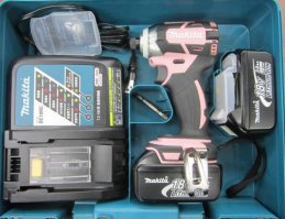 Охх ну и бреед.
1 картинка вообще китайское фуфло в жизни такого брать не буду зачем туда впихнули клепатель без клёпок без свёрл  ума не приложу кстати набор сделан в китае синие ручки аля макита  там же и ножи.
Далее рулетка вообще отстой. Заломы и сьезжающий кончик вам обеспечен + порезаные пальцы. Согласна  рулетка в доме  вещь полезная но у нас на дворе 21 век алёёё я предпочитаю лазерный измеритель. 
Цанговый нож да кто таким китайским ф...м пользуеться школьники для макетов ок  я согласна но для хозяйства бесполезная вещь проще нож который можно заточить для особо расточительных нож лезвия которые можно сломать и выбросить.
Мини дрель ёпт да ещё 7700 модель я что проф чтоб такой шлифовать и сверлить при больших оборотах такую в руках ни одна девушка женщина не выдержит кроме того она и весит неплохо не удобно нужен гибкий вал + затраты на приобретение всех прибамбасов. В данном случае если не собираетесь  с ним заниматься много в домашнем обиходе достаточно брать средней цены (не китайский) благо рынок большой в выборе.
Далее мультитул  страшно в руки брать не то чтобы пользоваться. Предпочитаю отдельно небольшую пилу топорик хорошего качества отвертки у меня отдельно в коробочке просто меняю насадки Ph PZ  стандартный набор немецкий в сумочку маленькую помещается  сменный адаптер можно ручку снять и одеть на шуруповёрт очень удобно. Для мобильных телефонов там торксы тоже имеются и маленькие шестигранники.
Молоток ну блин таким  столярным реально убить можно. Основа крепления сделано в китае.  Люди не покупайте такие вещи!!! Я понимаю бабосиков  нет сейчас много ни у кого но по сути платите дважды. Хорошего качества вещи поверьте не на один год. 
Токопроводящий клей  ващё это чё за бред. Взял винтовые контактные зажимы и скрепил. Они же копейки стоят.
Скотчи изолента это бытовые вещи  помоему они есть у всех даже те кто вообще далёк от строительных работ. Ровно как и перчатки. Пассатижи опять китайские  влепили. Если и брать то только диэлектрические опять же в быту пригодиться.
Остаёться добавить набор не полный не хватает сантехнического ключа ,  шуруповёрта  и хорошего миленького ящика для инструментов.