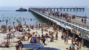 о, наш, 500 метров. был раздолбан штормом, восстановлен из бетона чисто для променада. Паланга если чо