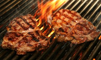 При просмотре Ганнибала люблю захомячить жареный стейк из свиной вырезки, или поджаренные на гриле ребрышки... Это так способствует погружению в сюжет...