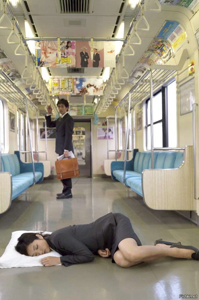 День сна в общественных местах картинки. Сон в общественном транспорте. Сон в поезде.