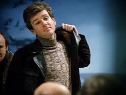 Водолазки и трикотаж " лапша" в тренде с 70х и почти до 90х годов. Ив Монтан, Марчелло Мастроянни, Битлы. Эта одежка не сходила с обложек и экранов очень долго и ассоциировалась с успешным и творческим человеком. 
 Внизу- молодые Абдулов и Костолевский.