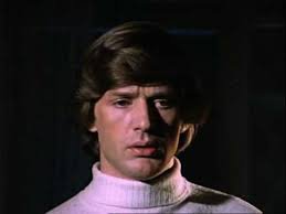 Водолазки и трикотаж " лапша" в тренде с 70х и почти до 90х годов. Ив Монтан, Марчелло Мастроянни, Битлы. Эта одежка не сходила с обложек и экранов очень долго и ассоциировалась с успешным и творческим человеком. 
 Внизу- молодые Абдулов и Костолевский.