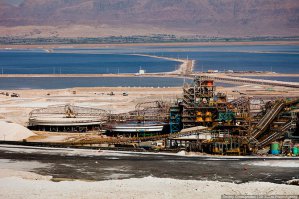 Мёртвое море .Израиль. Ночью светится как Лос-Вегас .Кто был подтвердит.