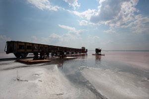 Фото не моё, был зимой, -35 оно не замерзает, а дорога по дну всего озера.
ЗЫ Бурсоль