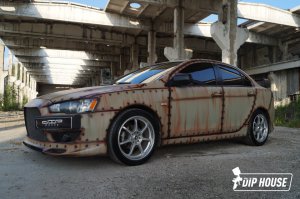 Ferrari обтянули в пленку, имитирующую ржавчину