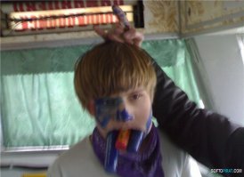 к сожалению стрит арт с которым я сталкиваюсь на улицах, в лифтах, электричках выглядит совсем по другому, художникам коего я желаю всего самого плохого. Вот, кстати, один из них. Пойманый машинистами, и ими же украшенный, ну может не очень у них получилось, дак они машинисты, а не стритарт художники