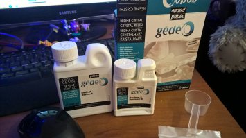 можно этим, а так у этой же фирмы в линейке есть спец состав для того чтоб смолу покрывать