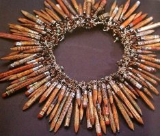А я бы от такого украшения не отказалась, хоть и технология изготовления другая, но ведь тоже из карандашей..