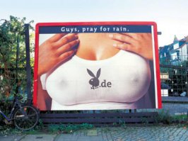 Надпись на билборде: Парни, молитесь чтобы пошел дождь!