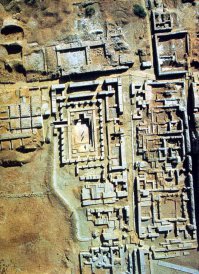 Город Мохенджо-Даро (цивилизация долины реки Инд -2600 года до н. э) городская планировка и водопровод уже были здесь известны.