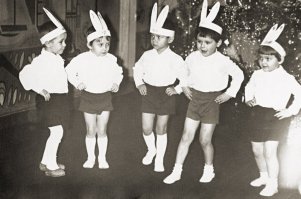 на НГ все мальчики были зайчиками, а девочки - снежинками VVVVVVVVVV**********