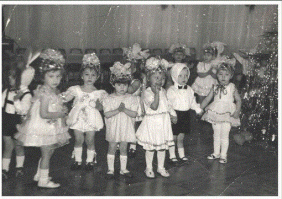 на НГ все мальчики были зайчиками, а девочки - снежинками VVVVVVVVVV**********