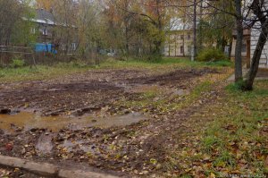 А почему на подобном фоне ни кто не фотографируется, ни кто не валяется и не плескается? Ведь это тоже осень.))