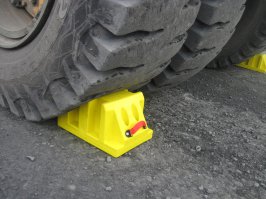 это же противооткатный "башмак" )