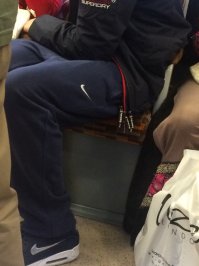 тут что не так? замки? так это куртка такая "superdry", там три застежки.