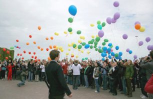 Некоторые уже день пид0р0в отмечают.

17 мая 2009 года. Радужный флешмоб в Санкт-Петербурге.