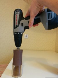 Кофемолка KYOCERA и шуруповёрт - моё рукожопство. Меньше, чем за минуту равномерный тончайший помол для турки. Можно, конечно, руками покрутить, но мне так сподручнее и быстрее в несколько раз. 
Хорошая жерновная электрокофемолка стоит совсем других денег с таким же качеством помола (от 5000р), а, если ещё и с керамическими жерновами, как у Киосеры, то вообще за 10000р.