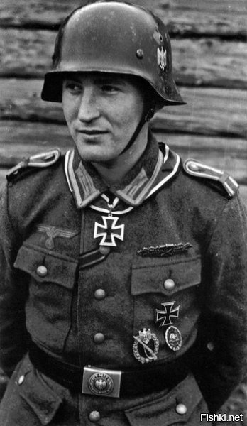 Не к восхвалению вермахта, а как исключительно примера ради того, что при должном умении можно было выжить в 50 рукопашных схватках, которыми непременно заканчивались атаки на укрепления противника.

Что бы получить награду в золоте за ближний бой, нужно 
было выжить в 50 рукопашных боях.