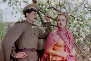 А на окне наличники,
Гуляй да пой, станичники.
Черны глаза в окошке том,
Гуляй да пой, казачий Дон.