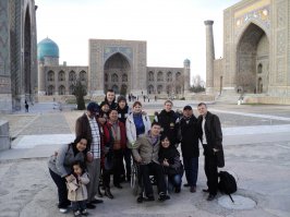 "Когда-то давно в Узбекистане было много русских людей. Большая часть населения знали русский язык. В настоящее время только старые жители знают русский язык и очень малая доля молодёжи. Из названий улиц исчезают русские слова." 

 ??? Это вообще как? Был в Узбекистане в г. Самарканд и Ташкент. Не встретил ни одного человека, не говорящего по- русски =)
Батенька, не брешьте...

В плане туризма- классно, очень здорово. Люди добры, девушки великолепны, Женственны...
Цены дешевле на продукты и по поводу сувениров- блеа... если для Тебя дорого 1 уе за магнитик- то да, цены жесть.
Получить по голове- ну всяка реально. Особенно, если Ты пришёл в клубец местного значения. Ну а где иначе?)))

Хорошая страна, с множеством тайн. Как и Россия... как и любая другая местность, где границу начертили.