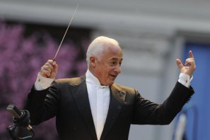 Там Спиваков снимался?