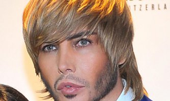 Не думаю, что этот <span style='color:gray'>[мат]</span> по дешёвке делал себе рожу...
Но получилось еще хуже, чем у автора