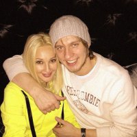 Со спортсменом может эта дама и по любви связалась, но то что за год совместных посещений светских мероприятий с Лазаревым она 1 млн $ получила от его продюсера слышал от людей приближенных к "богеме".
а дрюкает Серегу этот же спонсор, тоже немолодой))