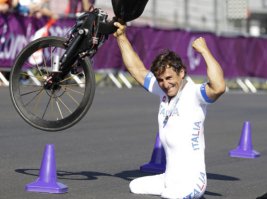 Алессандро Дзанарди.
Пилот Формулы-1, двукратный чемпион автогоночной серии CART (до аварии). Чемпион летних Паралимпийских Игр 2012 года.