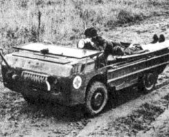 Исходным транспортным средством можно было управлять лёжа. Догадываешься почему? Правильно! Ровно для того же, для чего и предельно низкая высота машины - чтоб шальной пулей не задело. Да и не шальной тоже.
"Когда нужна скрытность передвижения на небольших расстояниях, водитель может управлять машиной полулежа. Рулевая колонка при этом опускается, спинка сиденья откидывается назад, а лобовое стекло – на капот двигателя. Щиток приборов, смонтированный на растяжках ступицы руля, в любом случае остается в поле зрения водителя."