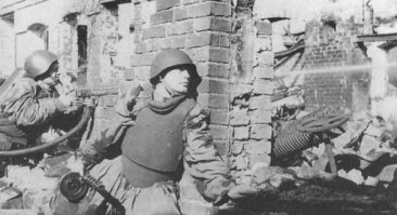 Боец штурмового инженерно-саперного батальона в "мертвой" зоне немецкого дота. Слева виден огнемет (его держит огнеметчик) и струя огнесмеси бьющая слева-направо...