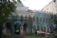 Ага, в зомбоящике можно много чего посмотреть.
Лучше вот тут  почитайте, как их "реставрируют"

Вот наглядная иллюстрация:
центр Москвы, палаты князя Пожарского