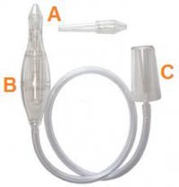 У нас тоже такая была, но отсасывала сопли у ребенка плохо. Мы тогда другую купили (см. рис). Ее надо было подсоединить к пылесосу. Да, звучит страшно, но на самом деле она у ребенка отсасывала все сопли, естественно не причиняя ему вреда.