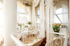 Solo Per Due - 325 долларов...пффф... У нас для мажоров такое же есть. Я когда узнавал, думал девушке там предложение делать...стоило 85 000 рублей на двоих. Я приху... офигел и в итоге свозил её  и себя за эти деньги за границу и сделал предложение на берегу моря :)
З.Ы. Кому интересно ресторан находится в Москве под шпилем нового Radisson Royal ("Украина"). Называется ресторан «Romantic». Выглядит всё круто, но 85 штук всё равно слишком дорого....