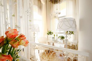 Solo Per Due - 325 долларов...пффф... У нас для мажоров такое же есть. Я когда узнавал, думал девушке там предложение делать...стоило 85 000 рублей на двоих. Я приху... офигел и в итоге свозил её  и себя за эти деньги за границу и сделал предложение на берегу моря :)
З.Ы. Кому интересно ресторан находится в Москве под шпилем нового Radisson Royal ("Украина"). Называется ресторан «Romantic». Выглядит всё круто, но 85 штук всё равно слишком дорого....