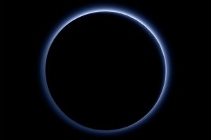 9 октября 2015 г. Автоматическая межпланетная станция New Horizons, запущенная 9 лет назад, передала на Землю цветные фотографии атмосферы карликовой планеты Плутон, сообщается на сайте NASA. На снимках видно, что планета окружена голубой дымкой. Исследователи называют это следствием реакции азота и метана в верхних слоях атмосферы Плутона под воздействием солнечного света
