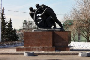 Наверное многие принимали (а может и продолжают принимать) участие в субботниках, а вот собственно те, кого можно поблагодарить за изобретение субботника: товарищ Бураков Иван Ефимович, а также два его напарника воплощенные в виде памятника.