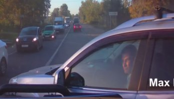 В его глазах читается понимание что он купил кусок говна а не джип=) иБо настоящий джип силовиком его боднул=)