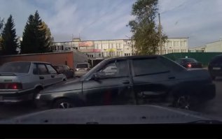 На 0:25 прекрасно видны характерные черты авто: Нет переднего бампера, шторки на передних стёклах(не хватает горшков с цветами), битая вся бочина авто. За рулём либо зверёк с гор спустившийся, либо молокосос сопливый. У других людей мозг всё таки сображает, что в жилой зоне нельзя носится, а у этих выродков мозгов нет по-определению. Главное, что бы никто не пострадал, а этот ушлёпок в будущем нашёл свой столб а не остановку с людьми.