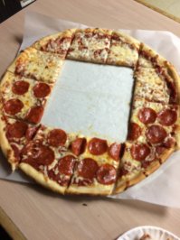 № 2. Какой-то монстр съел центр пиццы потому, что какой-то монстр нарезал пиццу квадратами...