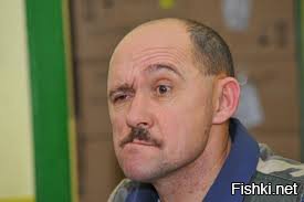 Тут меня не поймут, ну да хер с ним: чудак сзади ехал по встречке. Это , бл, ЗАПРЕЩЕНО! Это не обгон, а просто езда. Обгон одной тачки ты можешь спрогнозировать, а если несколько то это езда. "Двойной обгон" - это кухня собачья! Если ты не смог вернуться в свою полосу - твой личный провал.
Ну и классика всего - превышение. Вот объясните мне, дебилу - ты нарушил правила и едешь с постоянным нарушением (т.е. ты - преступник). А когда случается авария, то виноваты все вокруг, а твоя скорость никоим боком к аварии не вела.
В зеркала смотреть надо, думать что ты на дороге надо, но скорость и езда по встречке является основной виной этой аварии, а не слепота рега. Хрен-бы рег пошел на обгон, если-б видел, что задний тоже пошел. А так он видит - задний едет за ним. Глянул в зеркало - вроде чисто, а там сучок на бешенной скорости, из-за нее его не видно.
Вот и ап.