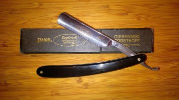 У меня есть парочка, современный Timor от Solingen  и старая советская бритва под названием Утро х. з. какого года. А так же пара Т-образных станков, советская копия Gillet Fat Boy и современный Mercury Futur, оба имеют регулировку наклона лезвия. Всеми пользуюсь.