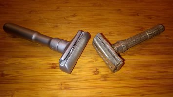 У меня есть парочка, современный Timor от Solingen  и старая советская бритва под названием Утро х. з. какого года. А так же пара Т-образных станков, советская копия Gillet Fat Boy и современный Mercury Futur, оба имеют регулировку наклона лезвия. Всеми пользуюсь.