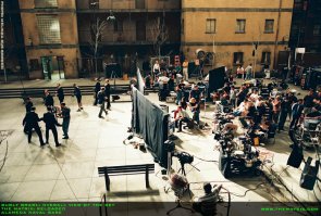 Вы хоть раз видели съемочную площадку ?? как можно не понять, что это съемка ! 100% ПОСТАНОВА