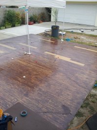 А вот это пятно и нехилый скол на переднем плане - тоже дизайнерская задумка?