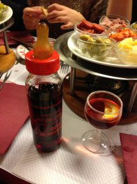 Соска какая-то заюзаная, я бы из такой не стал бы пить... Да и вообще вино из бутылочки для грудничков...