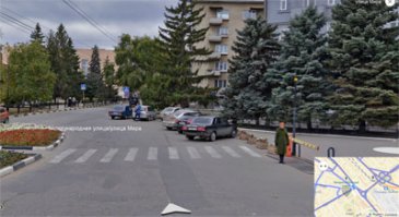 Зебра там, все же, есть (знака нет). Пусть почти стертая, но есть. Но это, конечно, не повод дверь ломать и бутылками кидаться. Забавно еще то, что серое здание слева - администрация района, а справа Дом культуры.