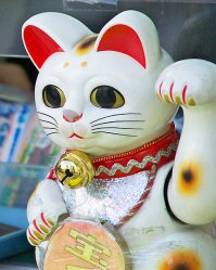Про котиков можно больше. Это целый пласт в японской культуре и фольклоре.
Бакэнэко (яп. 化け猫?, «кошка-монстр») — кошка в японском фольклоре, обладающая магическими способностями. Одно из трех наиболее популярных животных-оборотней в Японии. Другими двумя выступают кицунэ и тануки.[1]

Для кошки существует несколько способов стать бакэнэко: достигнуть определённого возраста, вырасти до определённого размера или же иметь длинный хвост. В последнем случае хвост раздваивается; такая бакэнэко называется нэкомата (яп. 猫又 или 猫股 раздвоенная кошка)
И есть еще

Манэки-нэко (яп. 招き猫?, буквально «Приглашающий кот», «Манящий кот», «Зовущая кошка»; также известный как «Кот счастья», «Денежный кот» или «Кот удачи») — распространённая японская скульптура, часто сделанная изфарфора или керамики, которая, как полагают, приносит её владельцу удачу. Скульптура изображает кошку с поднятой вертикально лапой, и обычно выставляется в витринах магазинов, в ресторанах, комнатах патинко, на складах и в других местах. Кошка, поднявшая правую лапу привлекает деньги, удачу, а поднявшая левую лапу — клиентов. Встречаются также «манэки-нэко» с двумя поднятыми лапами.