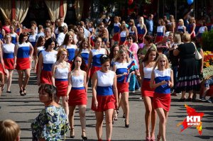 Вот тоже юбки выше колен (Новосибирск). Что за моралисты в комментариях собрались, не пойму. Ханжество это. Молодые, красивые девчонки. Все в меру прикрыто. Цвет платьев не тот? Похоже других претензий нет. Если отбросить идеологию и быть честным, украинские женщины, одни из самых красивых в мире.